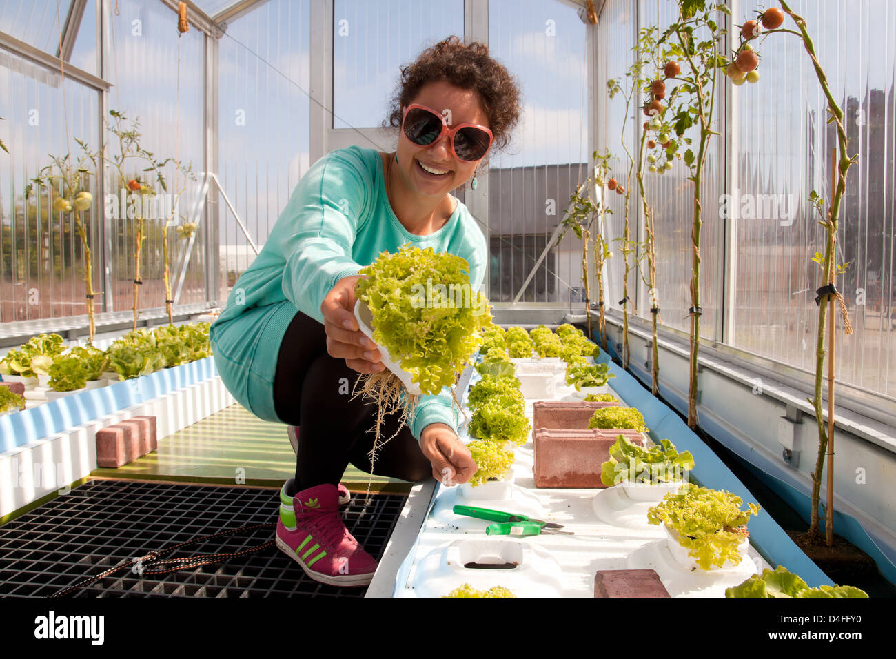 Berlin, Deutschland, eine Frau in der Gewächshaus-Container-farm Stockfoto