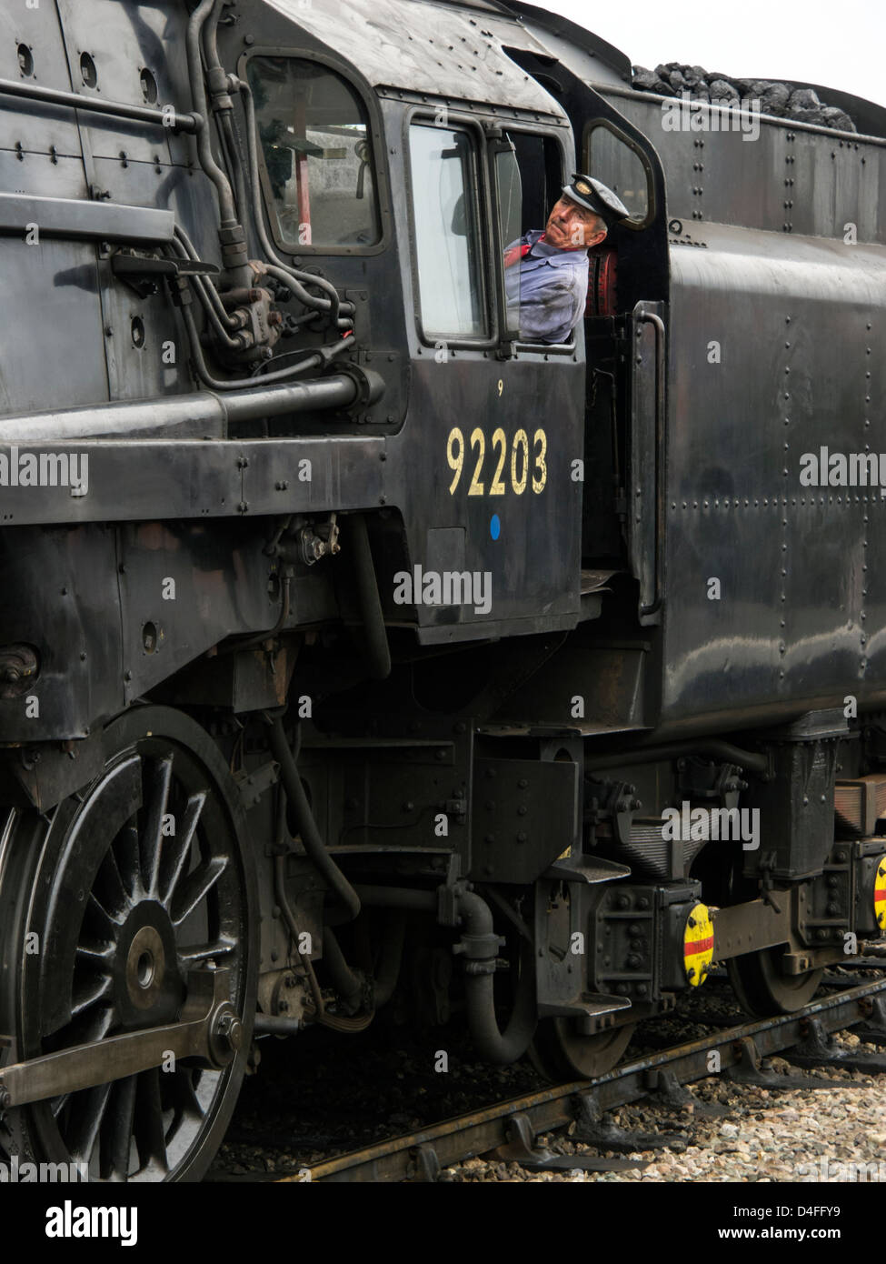 Lokführer mit Blick vom Kabinenfenster auf große Dampfzug auf der Mohn Linie in Sheringham Norfolk East Anglia UK Stockfoto
