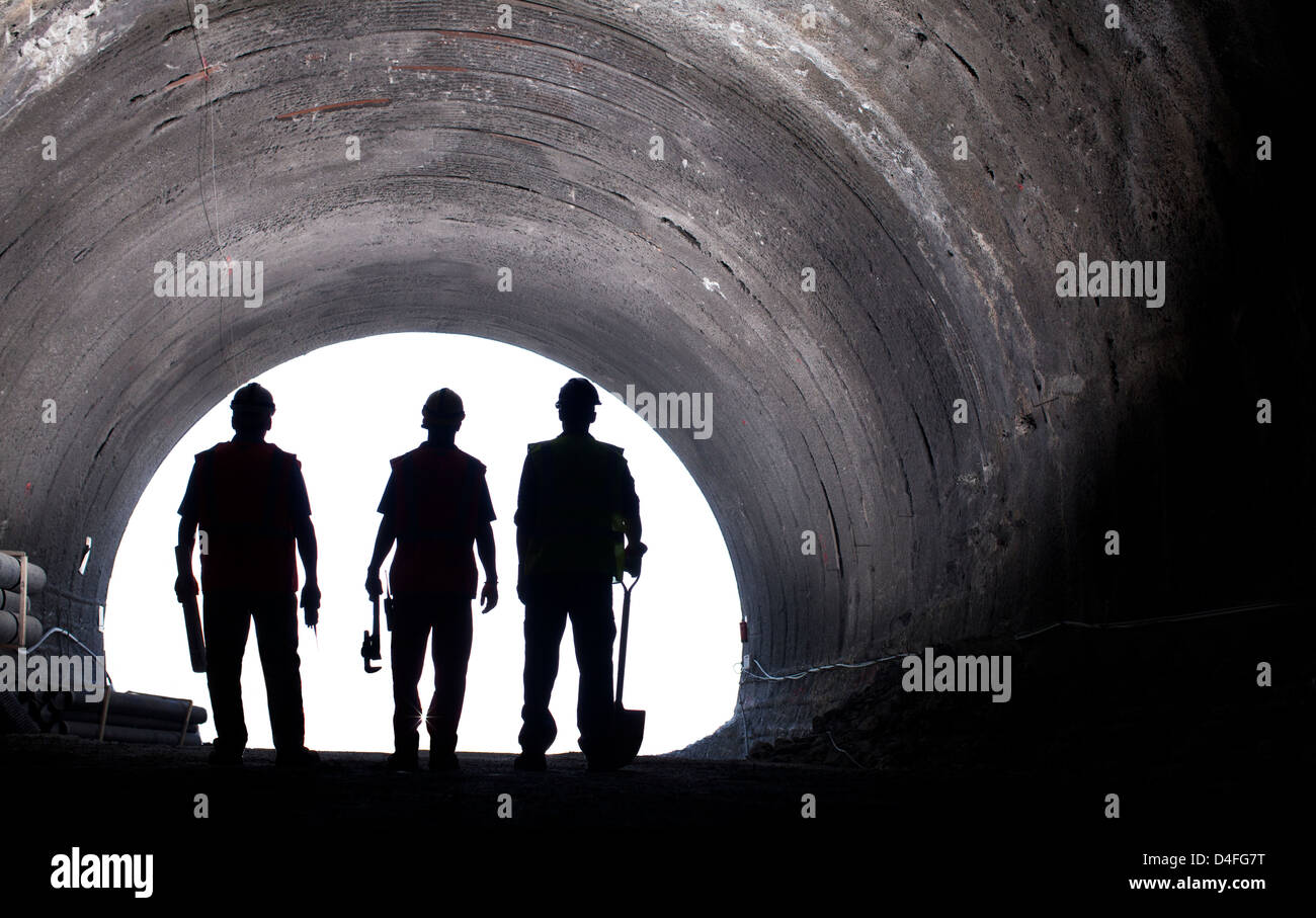 Silhouette der Arbeiter im tunnel Stockfoto