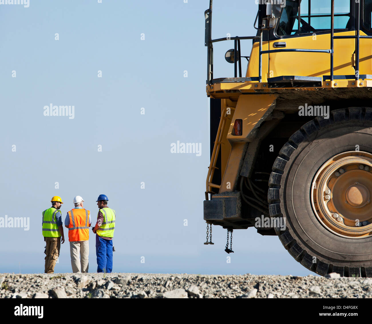 Arbeitnehmer, die im Gespräch mit Maschinen im Steinbruch Stockfoto