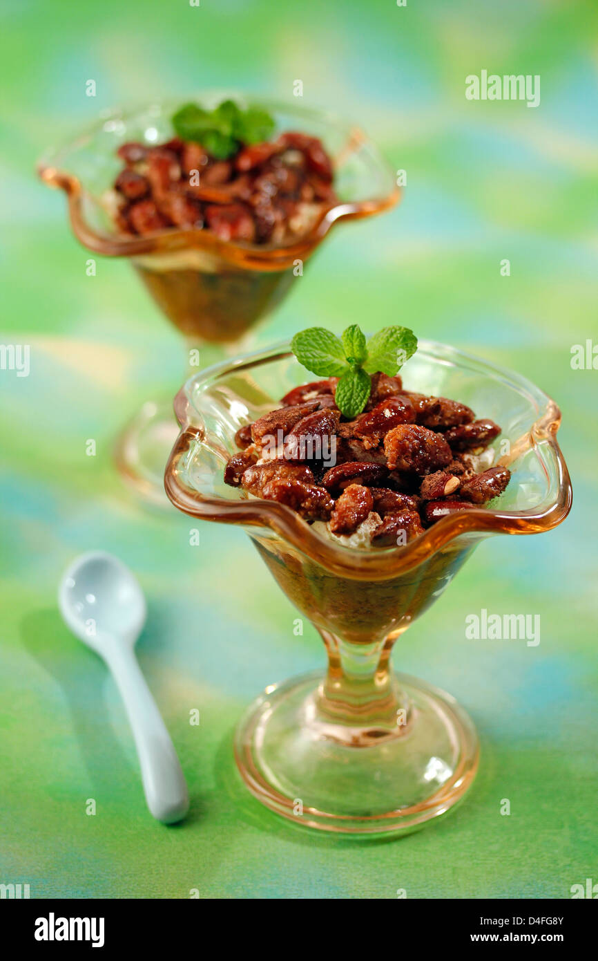 Tiramisu-Becher mit kandierten Mandeln. Rezept zur Verfügung. Stockfoto