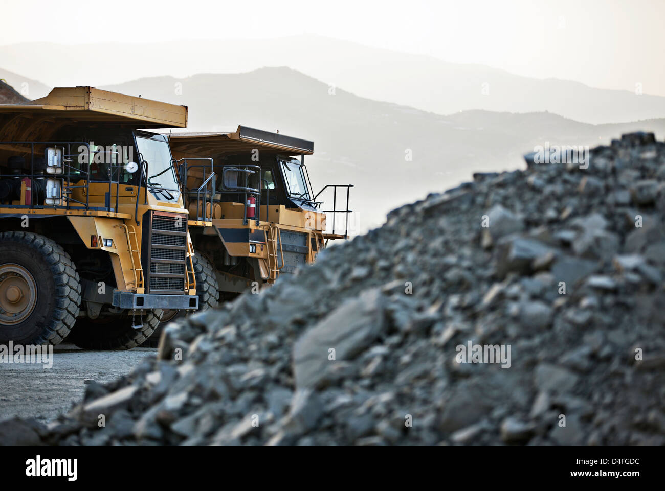 Maschinen im Steinbruch geparkt Stockfoto