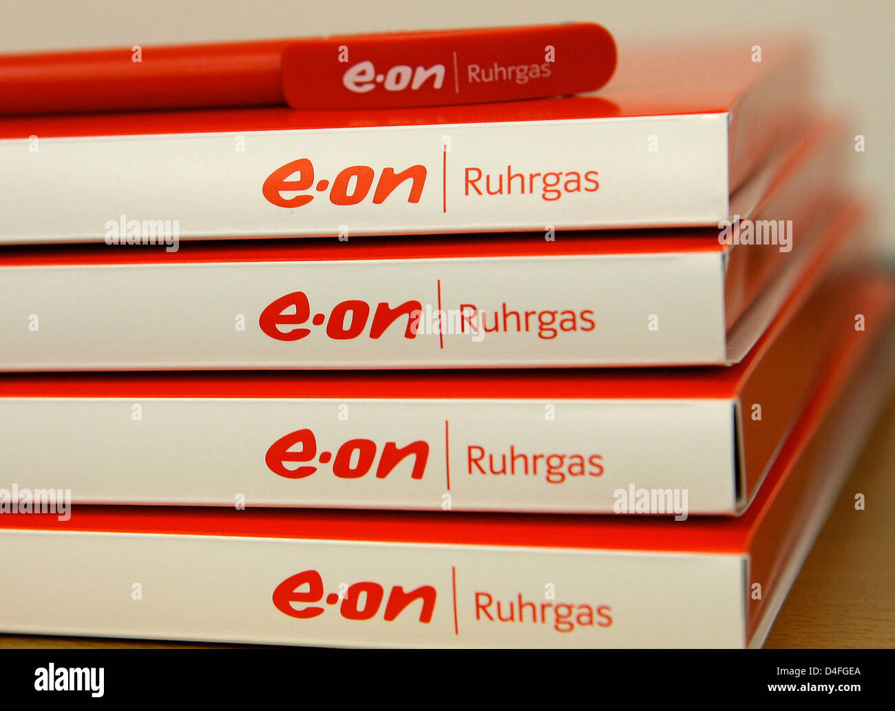 E.ON Ruhrgas Dokumente während einer Pressekonferenz in Essen, Deutschland, 5. August 2008 abgebildet. Raster Gasversorgung Unternehmen teilt E.ON Ruhrgas in ein flüssiges Erdgas (LNG) Terminal in Rotterdam, Niederlande. Foto: FRANZ-PETER TSCHAUNER Stockfoto