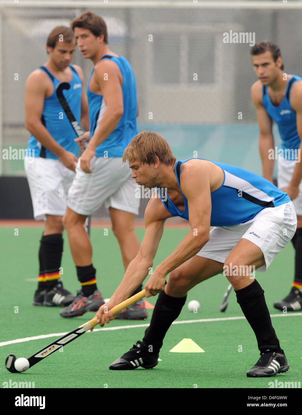 Spieler Philipp Zeller (L-R), Jan-Marco Montag, Moritz Fuerste und Christopher Zeller von der deutschen Eishockey-Nationalmannschaft während einer Übung bei einem Training Boden in Peking, China, 6. August 2008. Foto: Peer Grimm (c) Dpa - Bildfunk Stockfoto