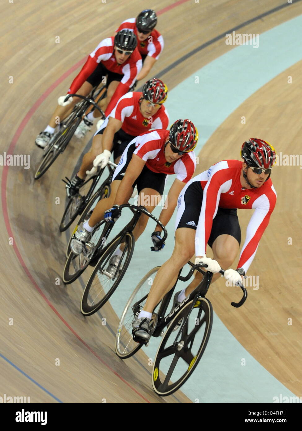 Carsten Bergemann (R-L), Maximilian Levy, Robert Foerstemann, Stefan Nimke und René Enders der deutschen track cycling Team Züge in den Laoshan Velodrome in Vorbereitung der 2008 Olympischen Spiele in Peking, Beijing, China, 7. August 2008. Foto: Peer Grimm (c) Dpa - Bildfunk Stockfoto