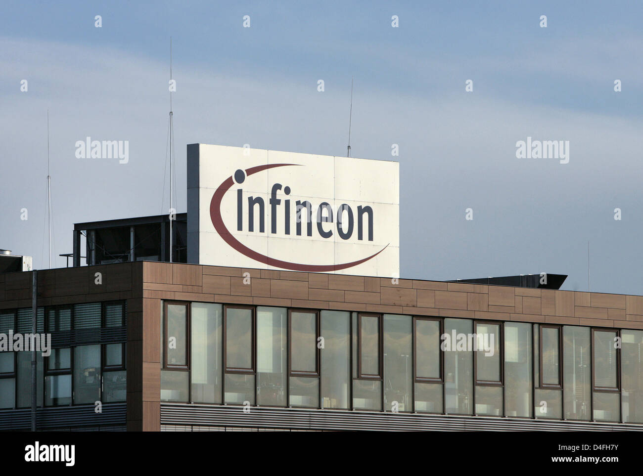 Ein "Infineon" Schild gesehen auf das Hauptquartier der deutschen Tech Unternehmen Infineon Technologies AG in Neubiberg bei München, 6. August 2008. Chip-Hersteller "Infineon" wurde 1999 als eine Abspaltung von Siemens Halbleiter-Branche gegründet. Seine Heaquarters sind "Campeon", eine Mischung zwischen "Campus" und "Infineon" synchronisiert. Foto: Andreas Gebert Stockfoto