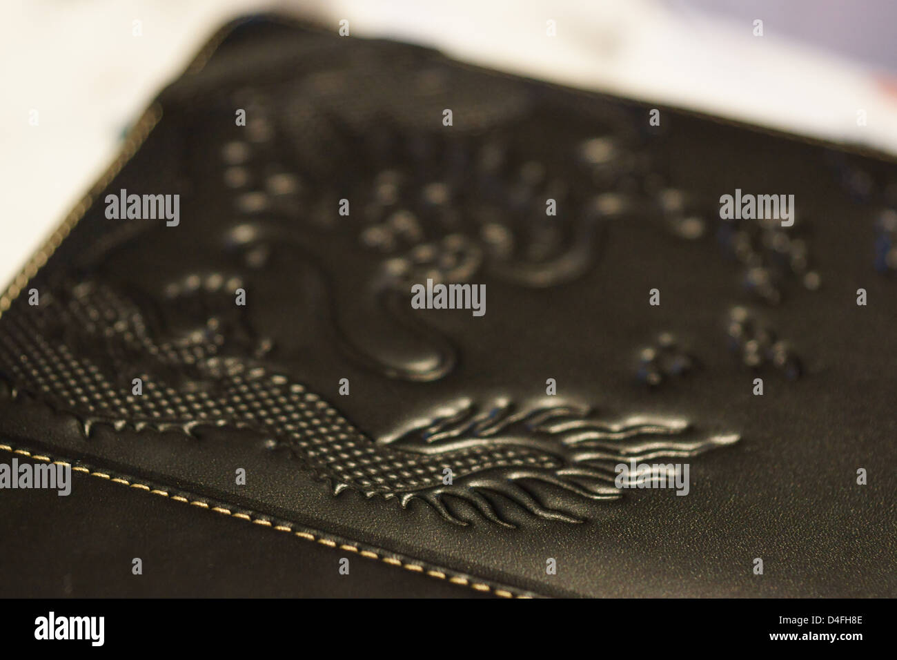 iPad Leder Case gelb schwarzer Drache Feuer Stockfoto