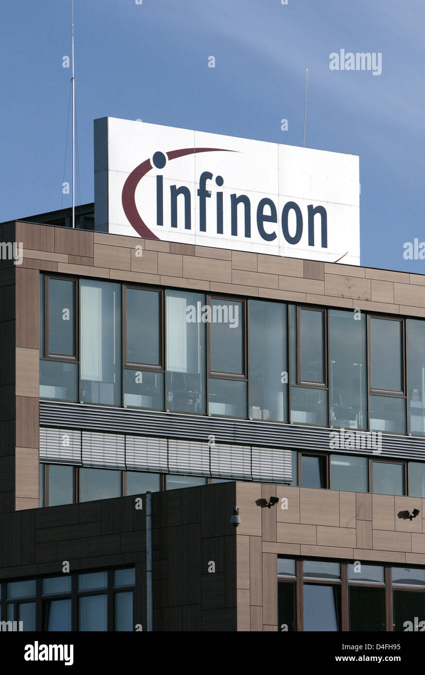 Ein "Infineon" Schild gesehen auf das Hauptquartier der deutschen Tech Unternehmen Infineon Technologies AG in Neubiberg bei München, 6. August 2008. Chip-Hersteller "Infineon" wurde 1999 als eine Abspaltung von Siemens Halbleiter-Branche gegründet. Seine Heaquarters sind "Campeon", eine Mischung zwischen "Campus" und "Infineon" synchronisiert. Foto: Andreas Gebert Stockfoto