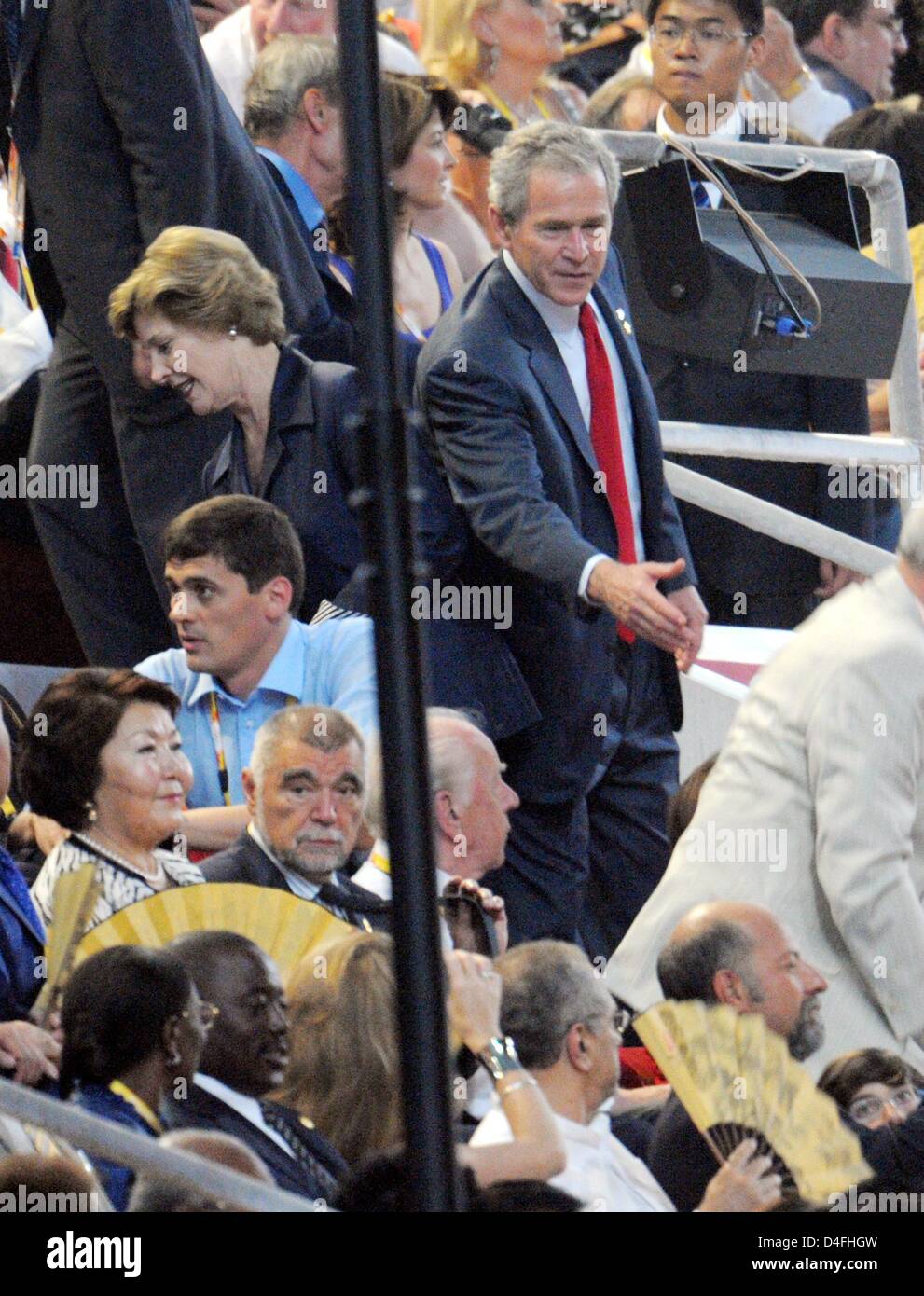 US-Präsident George W. Bush und First Lady Laura Bush begrüßen andere Führer der Welt, der kroatische Präsident Stipe Mesic gesehen sitzt auf der linken Seite, für die Eröffnungsfeier der 2008 Olympischen Spiele in Peking im National Stadium, bekannt als Vogelnest Peking 08 August 2008.BERND THISSEN ## #dpa### Stockfoto
