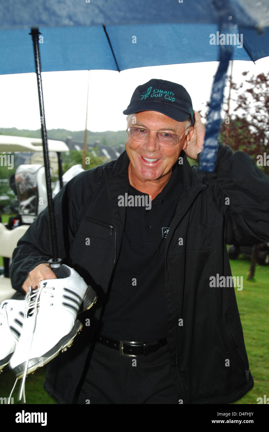 Präsident der deutschen Fußball-Bundesliga-Fußball-Club FC Bayern München Franz Beckenbauer in die Golf-Anlage des Hotel "Seeschlösschen" im strömenden Regen anlässlich einer Charity-Golfturnier zugunsten seiner "Franz Beckenbauer Stiftung" kommt nach ihm benannte am Timmendorfer Strand, Deutschland, 8. August 2008. Rund 150 Gäste folgten der Einladung. Foto: Wolfgang Langenstrassen Stockfoto