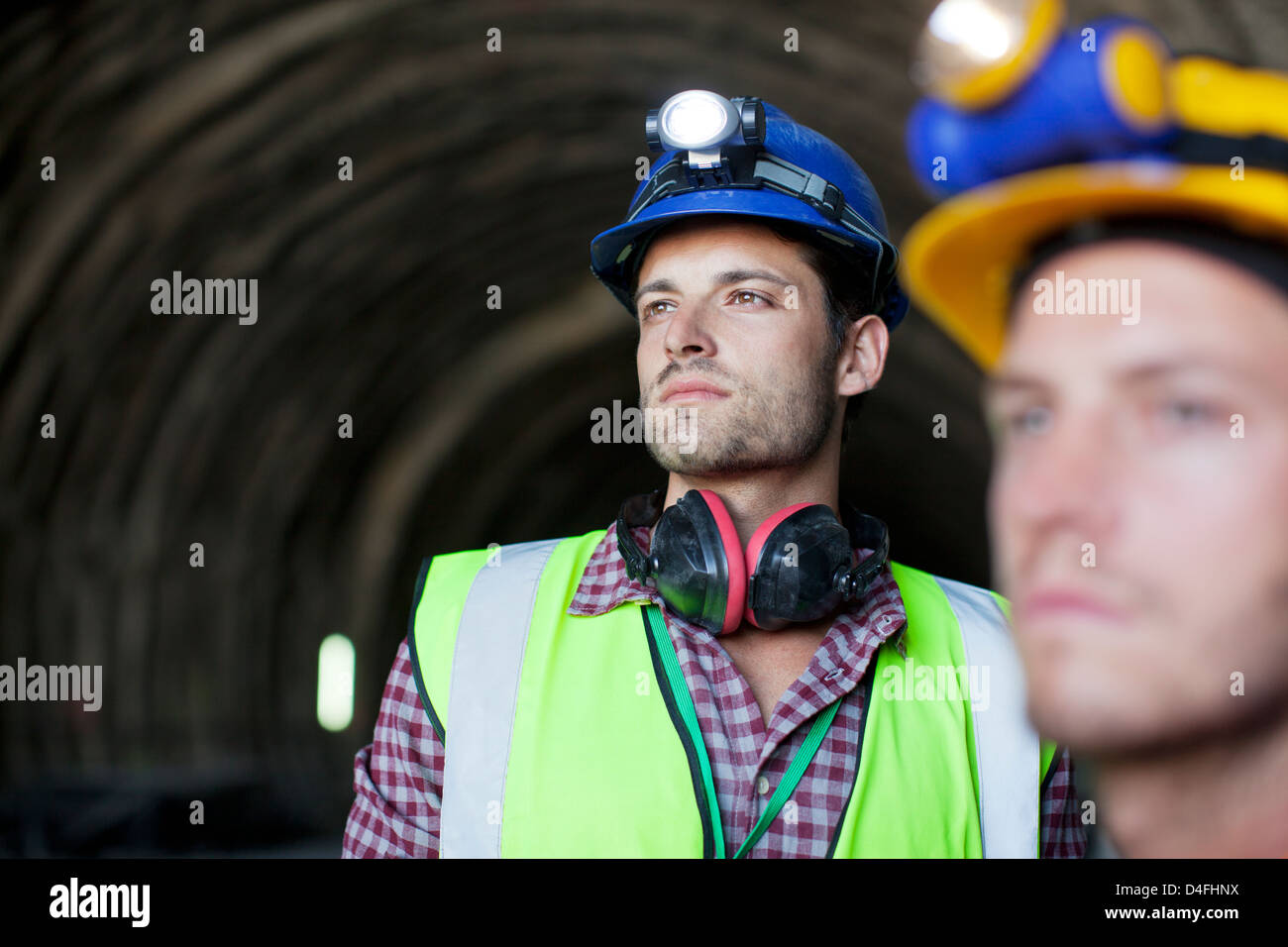 Arbeitnehmer mit Blick vom tunnel Stockfoto