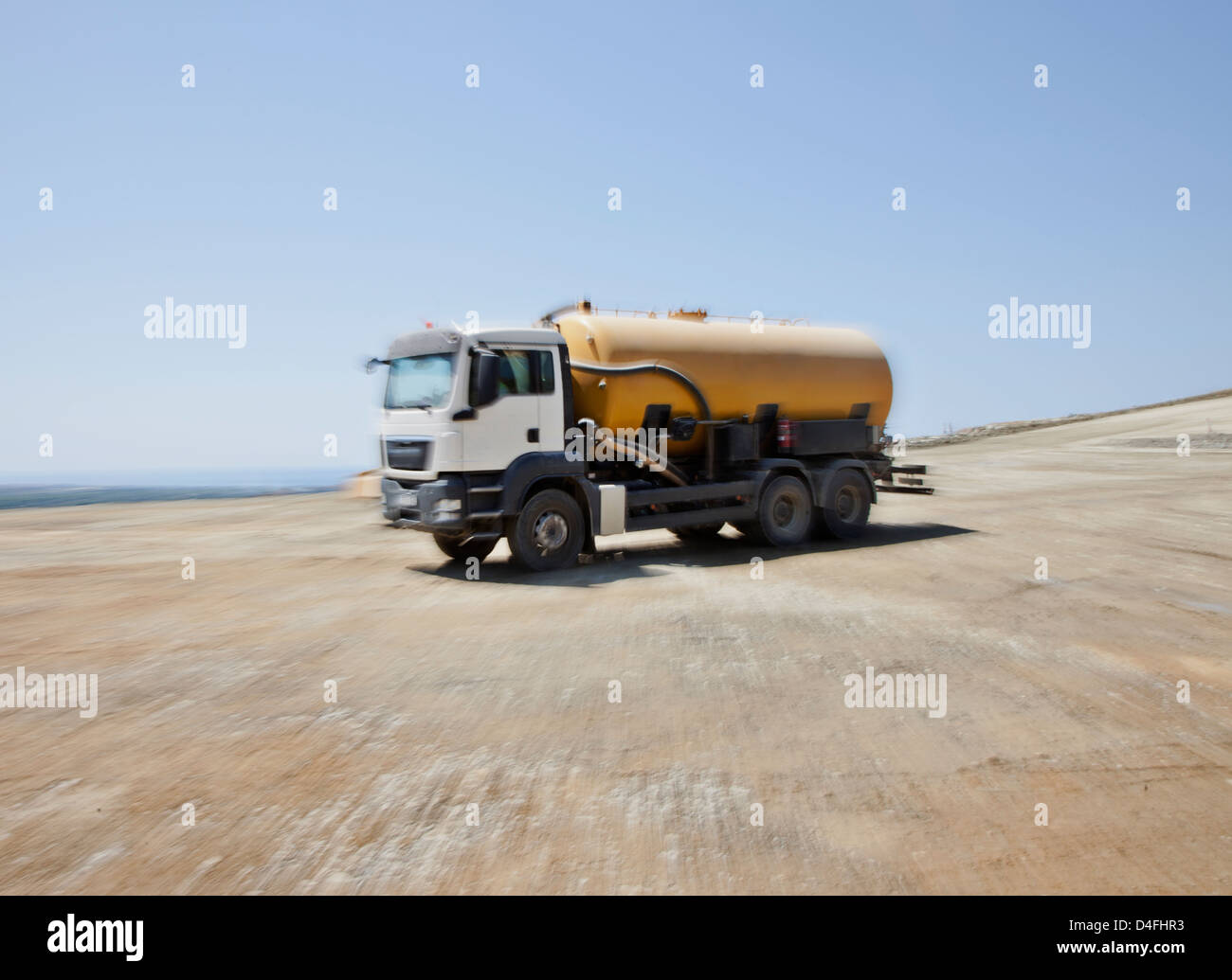 Verschwommene Sicht auf LKW im Steinbruch Stockfoto