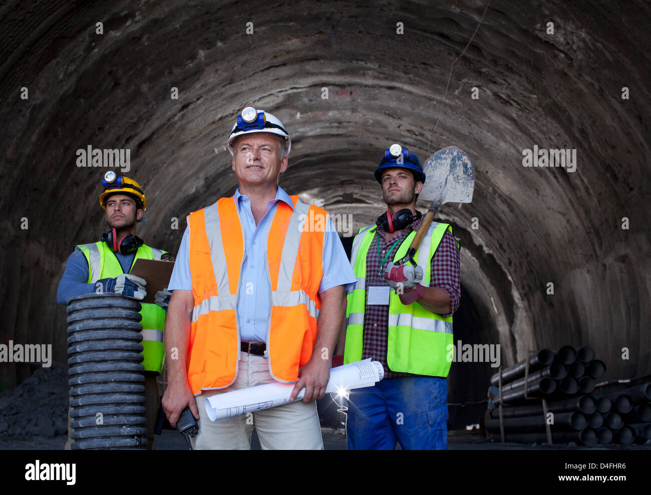 Unternehmer und Arbeitnehmer, die im Tunnel stehen Stockfoto