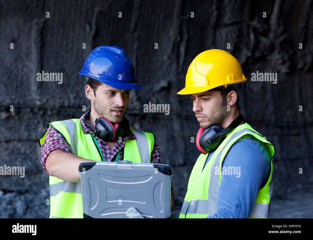 Arbeitnehmer mit Laptop im tunnel Stockfoto