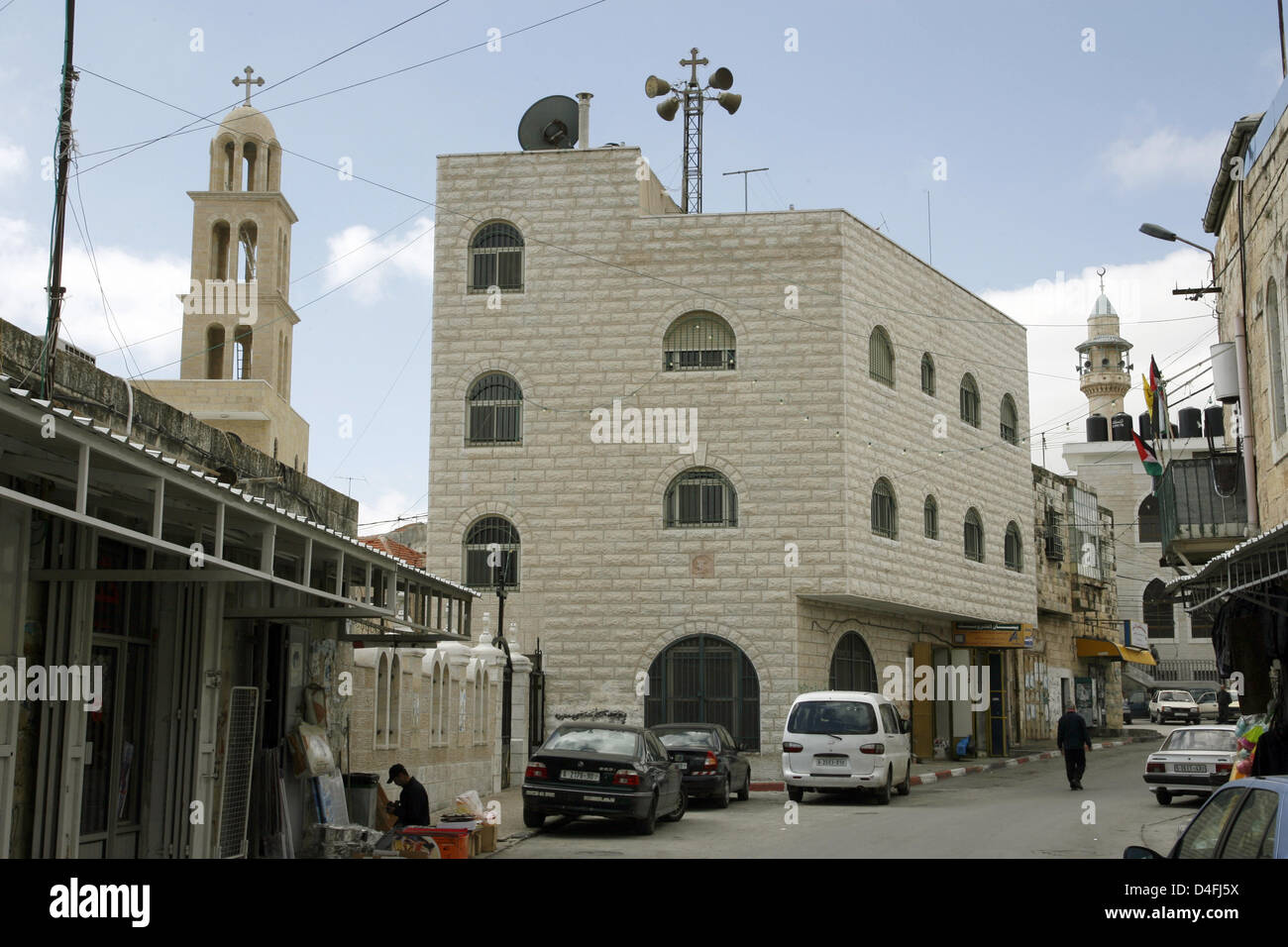 Eine Moschee und eine Kirche in Ramallah, Palästina autonomen Region, 27. Februar 2008 abgebildet. Foto: Rainer Jensen Stockfoto