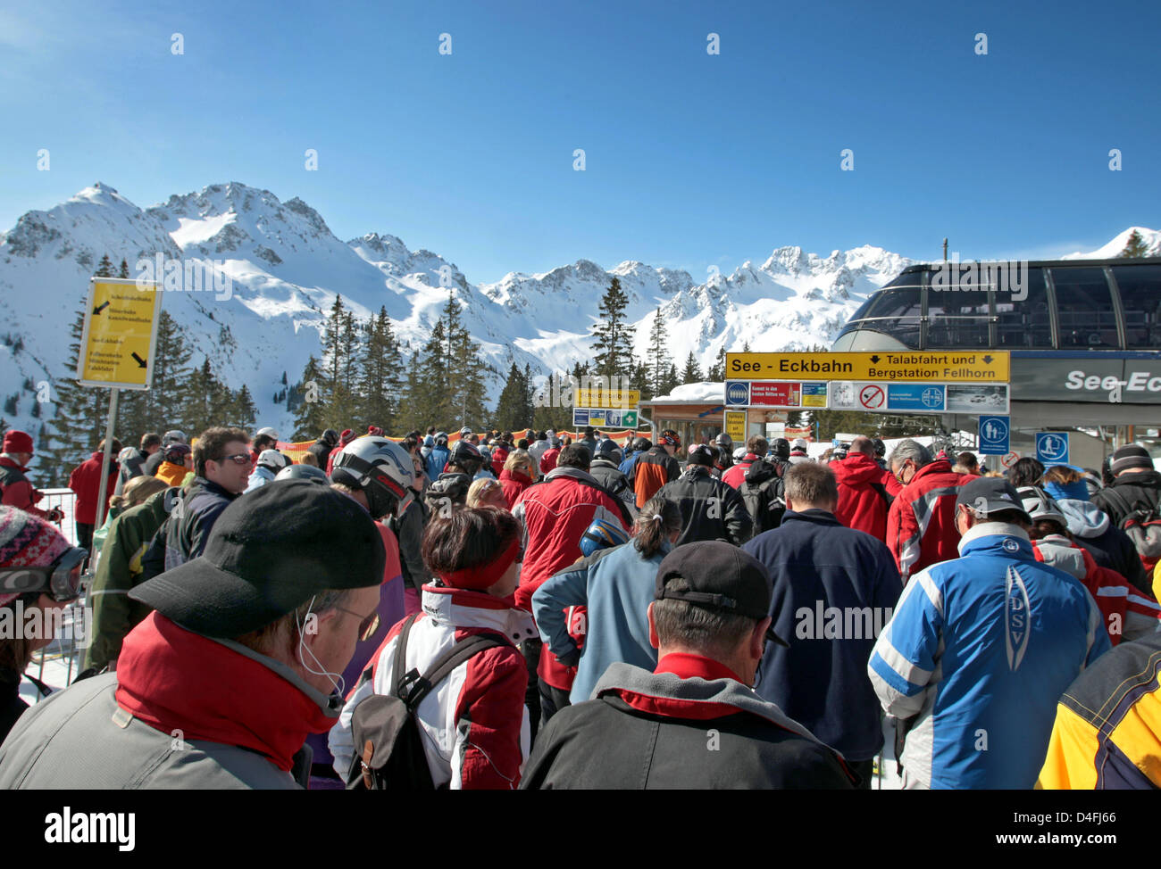 Ski-Touristen-Warteschlange am Sessellift in Oberstdorf, Deutschland, 30. August 2008. Foto: Karl-Josef Hildenbrand Stockfoto