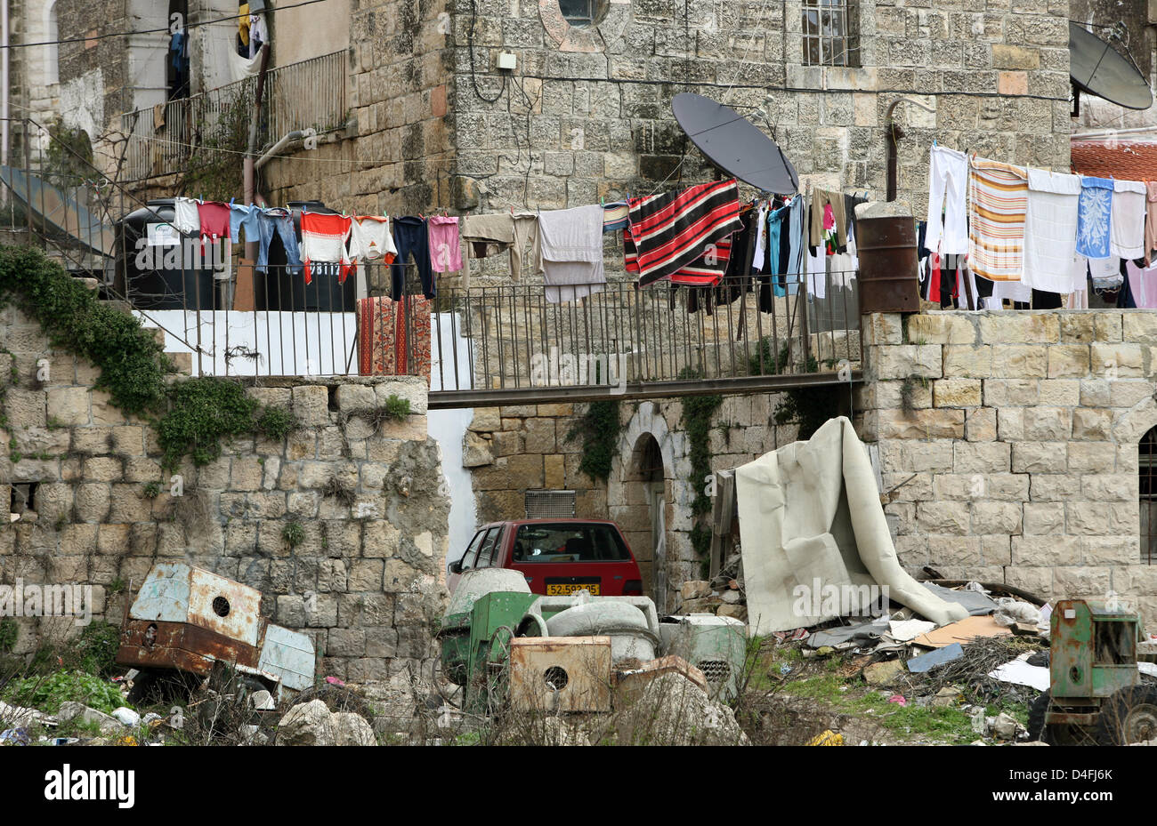 Wäsche hängt vor einem Haus in Ramallah, Palästinensische Autonomiegebiete, 27. Februar 2008. Foto: Rainer Jensen Stockfoto