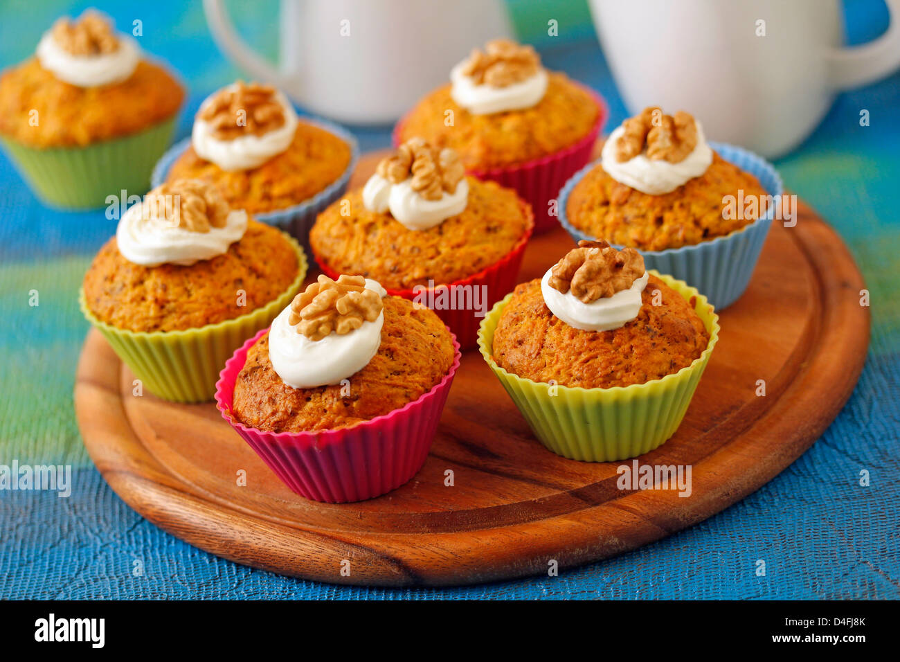 Cupcakes mit Karotten und Walnüssen. Rezept zur Verfügung. Stockfoto