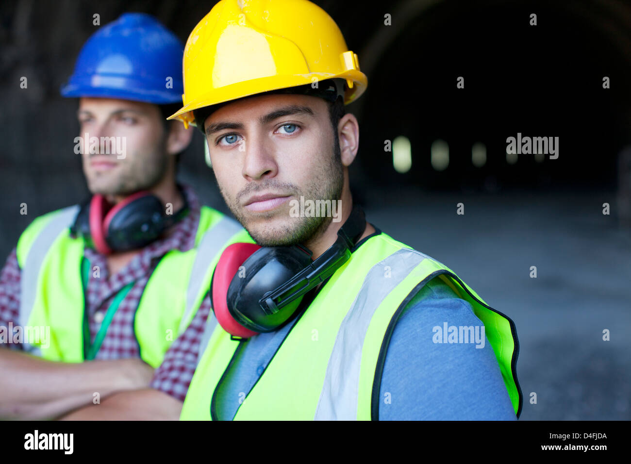 Arbeitnehmer mit Blick vom tunnel Stockfoto