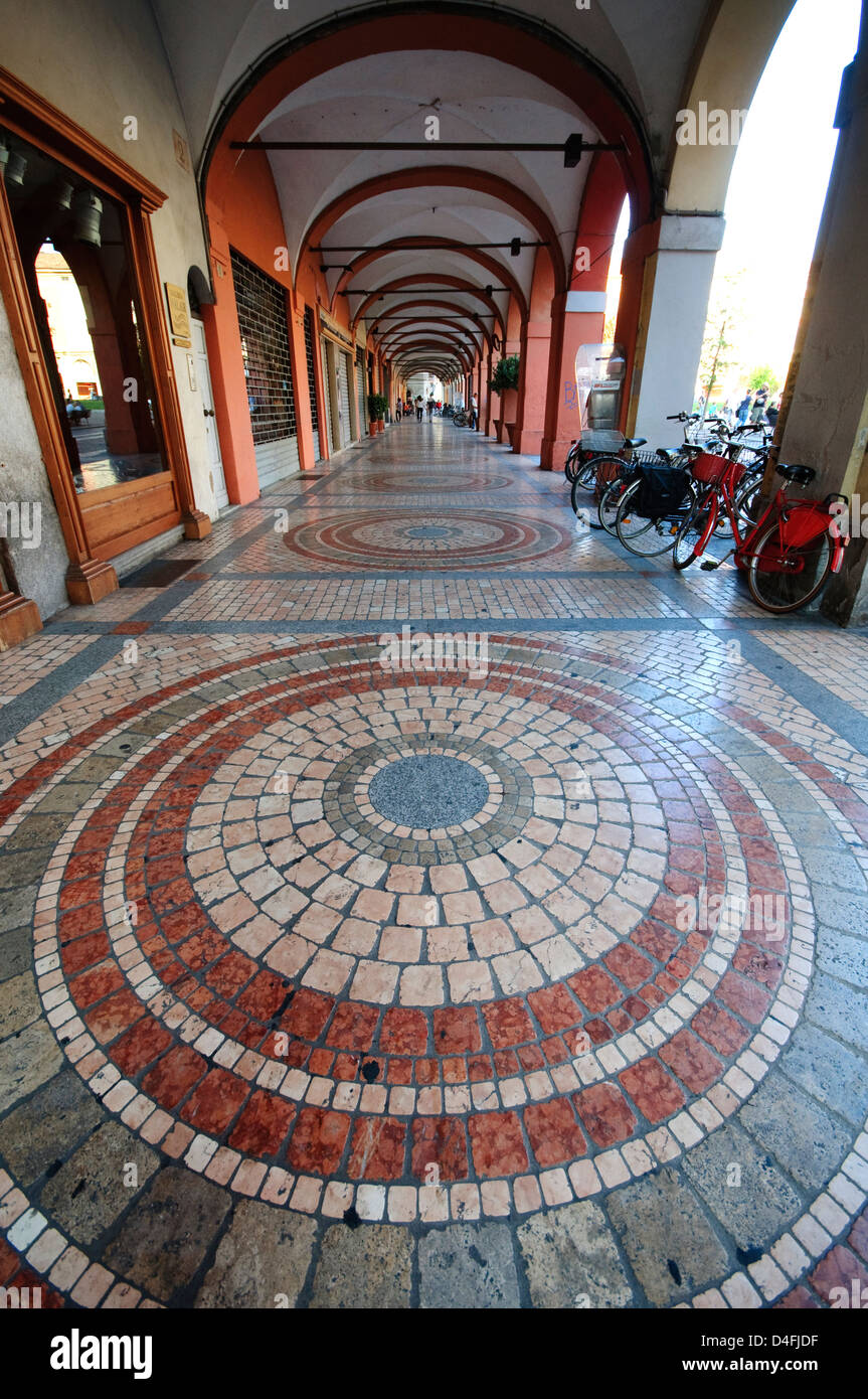 Italien, Emilia Romagna, Piacenza, Säulenhalle im Zentrum Stadt Stockfoto