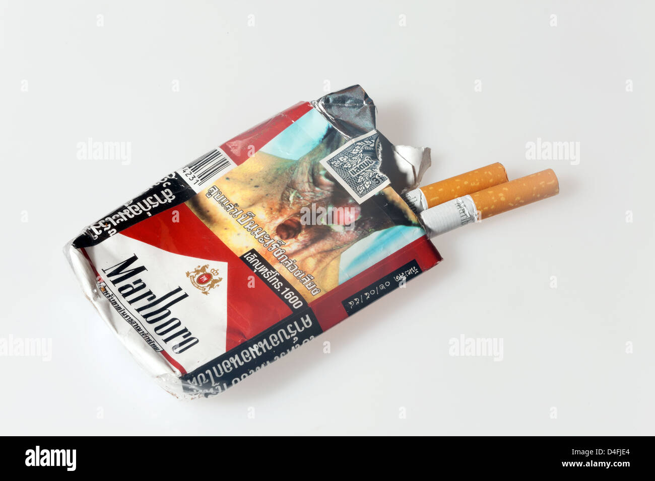 Berlin, Deutschland, Zigarettenschachtel mit Bild von Raucherkrankheiten Stockfoto