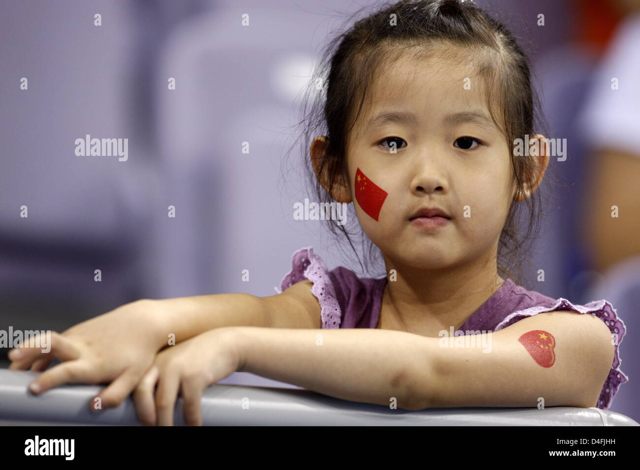 Ein chinesisches Kind steht auf die Tribuneduring der MenÒs Handball Runde Vorrundengruppe B Spiel 4 zwischen Deutschland und Korea Wettbewerb bei der 2008 Olympischen Spielen in Peking, Peking, China, 10. August 2008. Foto: Marcus Brandt Dpa (c) Dpa - Bildfunk Stockfoto