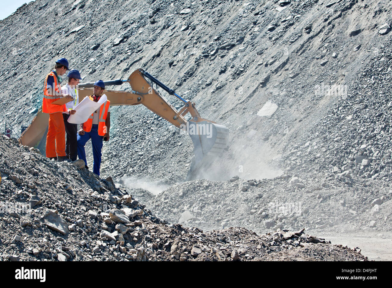 Arbeitnehmer und Unternehmer sprechen im Steinbruch Stockfoto