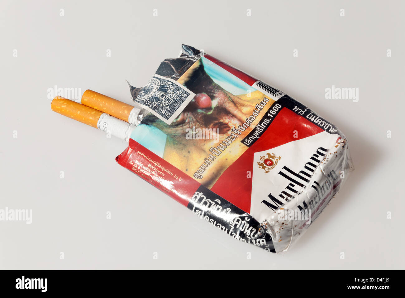 Berlin, Deutschland, Zigarettenschachtel mit Bild von Raucherkrankheiten Stockfoto