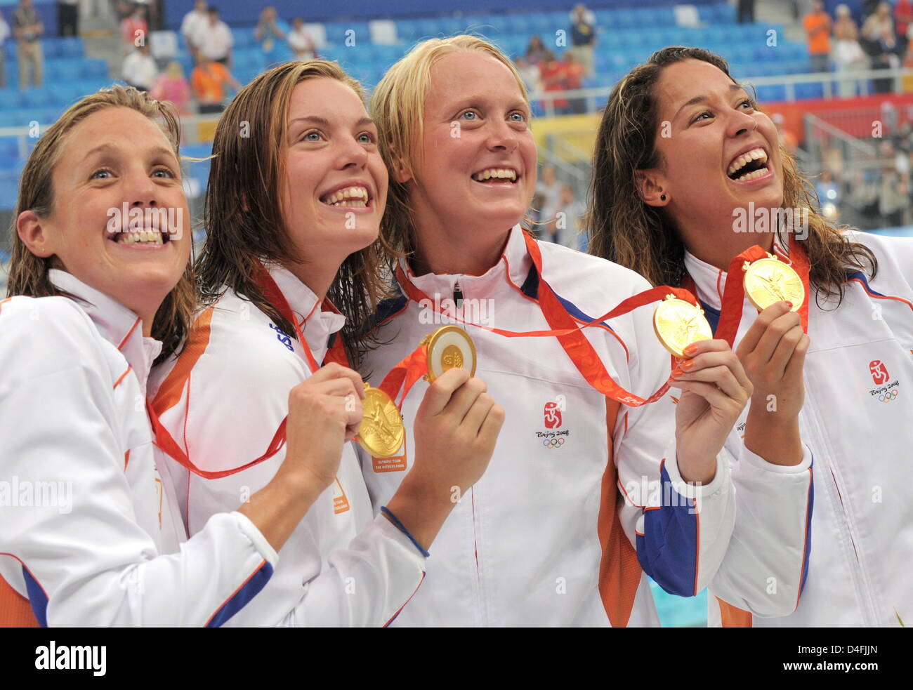 Marleen Veldhuis L R Femke Heemskerk Ranomi Kromowidjojo Und Inge Dekker Aus Den Niederlanden Mit Ihren Goldmedals Nach Dem Gewinn Der Frauen 4 X 100 M Freistilstaffel Wahrend Der Olympischen Spiele 2008 Am