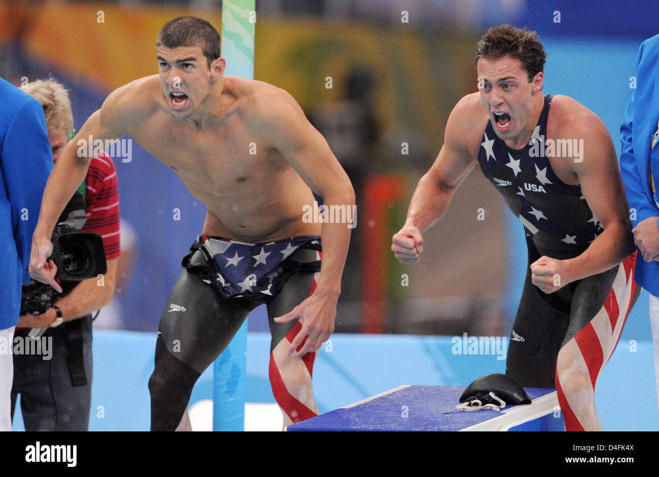 Michael Phleps (L) und Garrett Weber-Gale anfeuern uns Schwimmer Jason Lezak in den letzten Sekunden, während die Männer 4 x 100 m Freistil-Staffel bei den 2008 Olympischen Spielen Peking, Peking, China, 10. August 2008. Foto: Bernd Thissen Dpa ## #dpa### Stockfoto