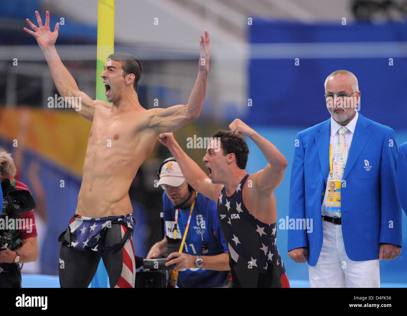 US-Schwimmer Michael Phleps (L) und Garrett Weber-Gale feiern nach dem Gewinn der Männer 4 x 100 m Freistilstaffel bei der 2008 Olympischen Spielen in Peking, Peking, China, 10. August 2008. Foto: Bernd Thissen Dpa ## #dpa### Stockfoto