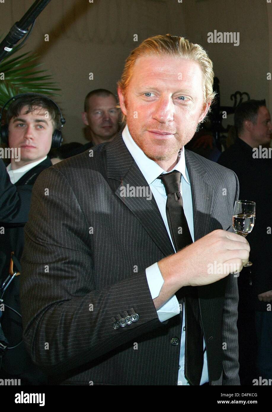 Die Datei Foto zeigt ehemalige deutsche Tennis-Profis Boris Becker in Sankt Petersburg, Russland, 17. Februar 2008. Beckers-Sprecherin bestätigte seine Auseinandersetzung mit der 16 Jahre jüngeren Alessandra "Sandy" Meyer Woelden. Foto: GERO BRELOER Stockfoto