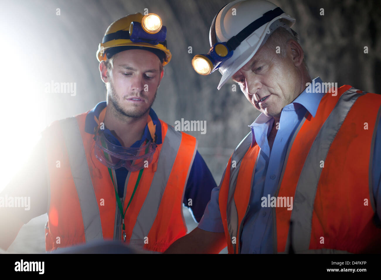 Arbeiter im Tunnel sprechen Stockfoto
