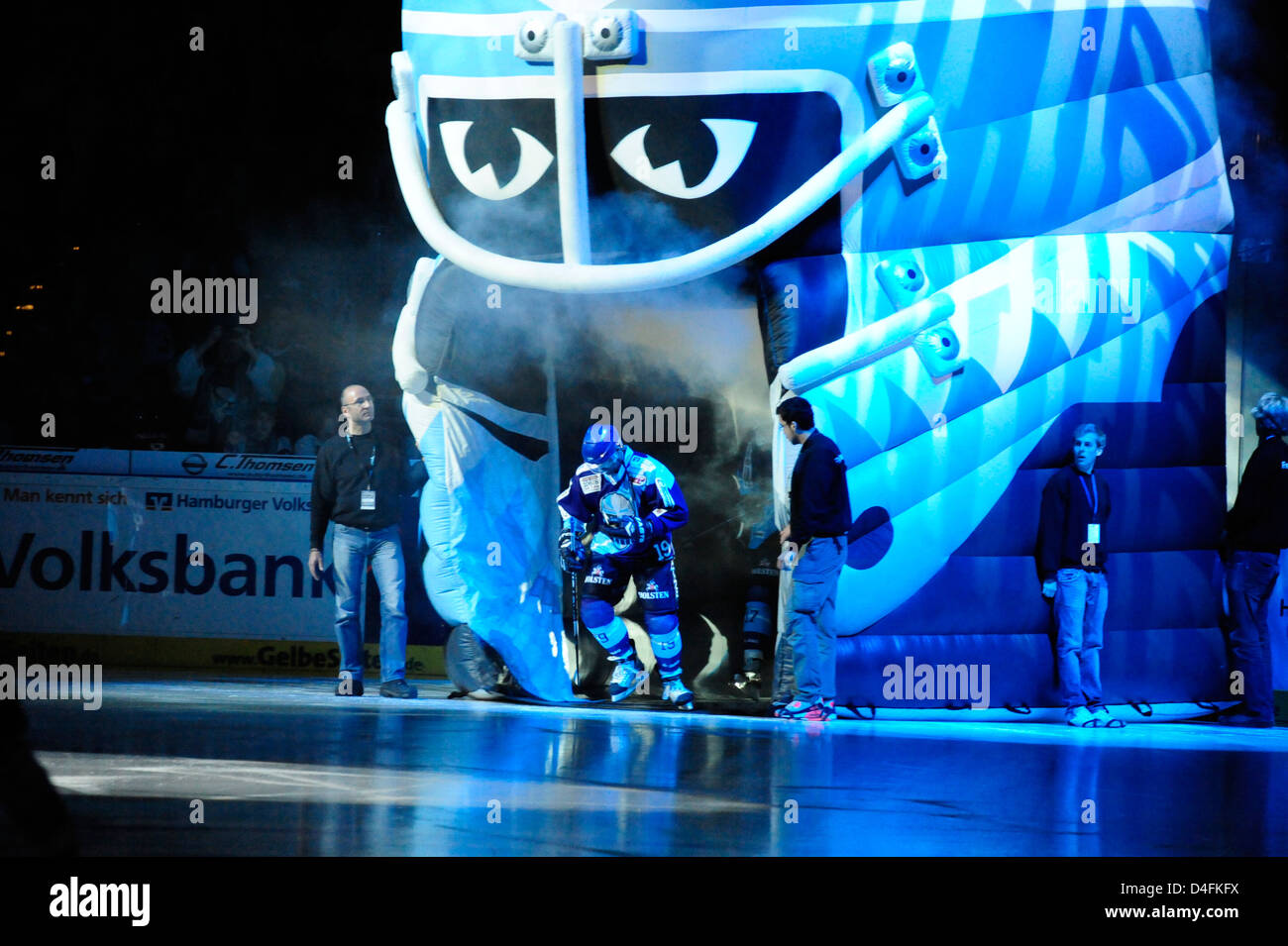 Hamburg FREEZERS - Einlauf der Spieler in der O2 Arena. Nur Redaktionelle Nutzung. Stockfoto