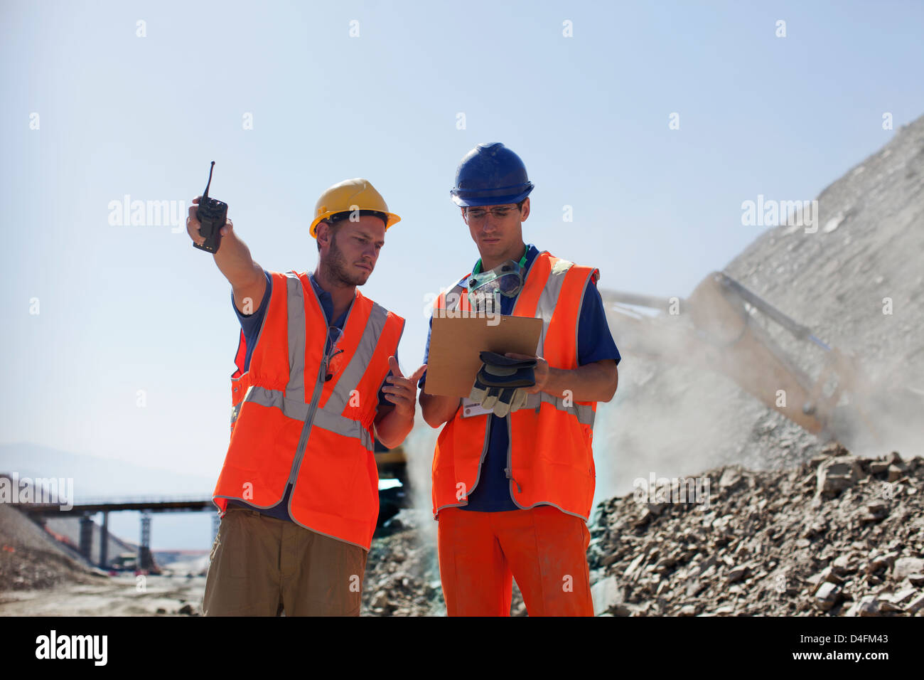 Arbeiter im Steinbruch im Gespräch Stockfoto