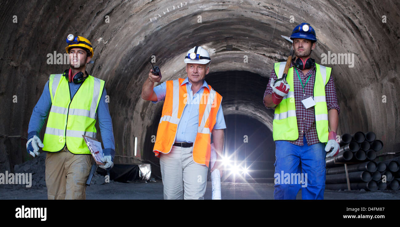 Unternehmer und Arbeiter zu Fuß im tunnel Stockfoto