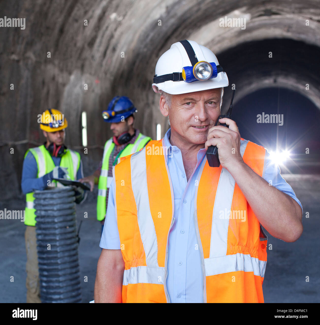 Geschäftsmann mit Walkie-talkie im tunnel Stockfoto