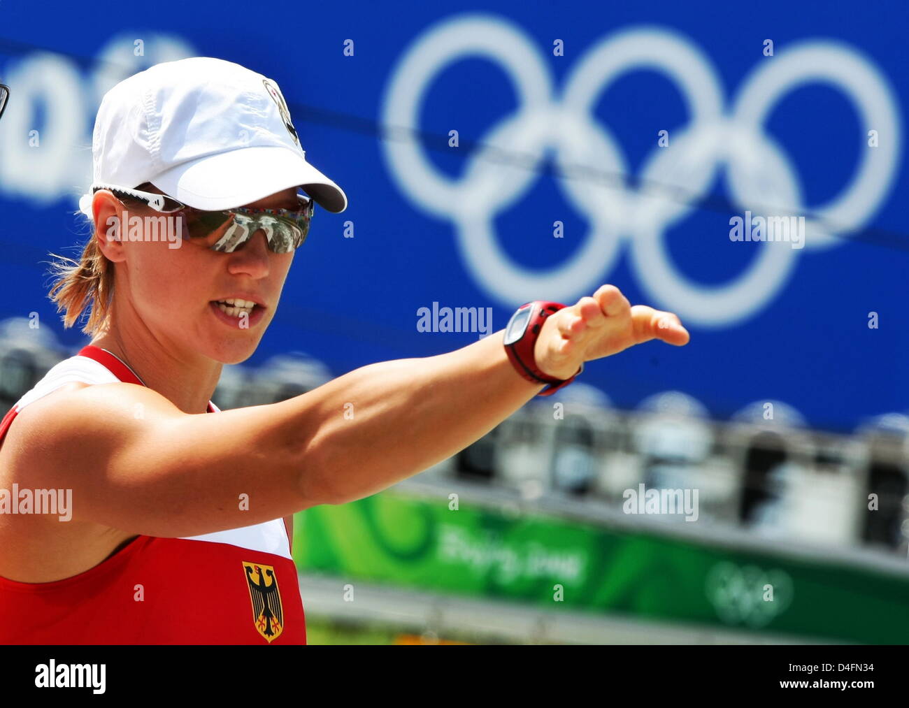 Jennifer Bongardt Deutschlands und ihr Trainer Sven Peiler blicken auf die Spur, bevor das Halbfinale im Olympischen Slalom Kajak in Shunyi Olympia Rudern-Kanu-Park während der Beijing Olympischen Spielen 2008 in Peking, China 15. August 2008. Foto: Jens Buettner Dpa (c) Dpa - Bildfunk Stockfoto