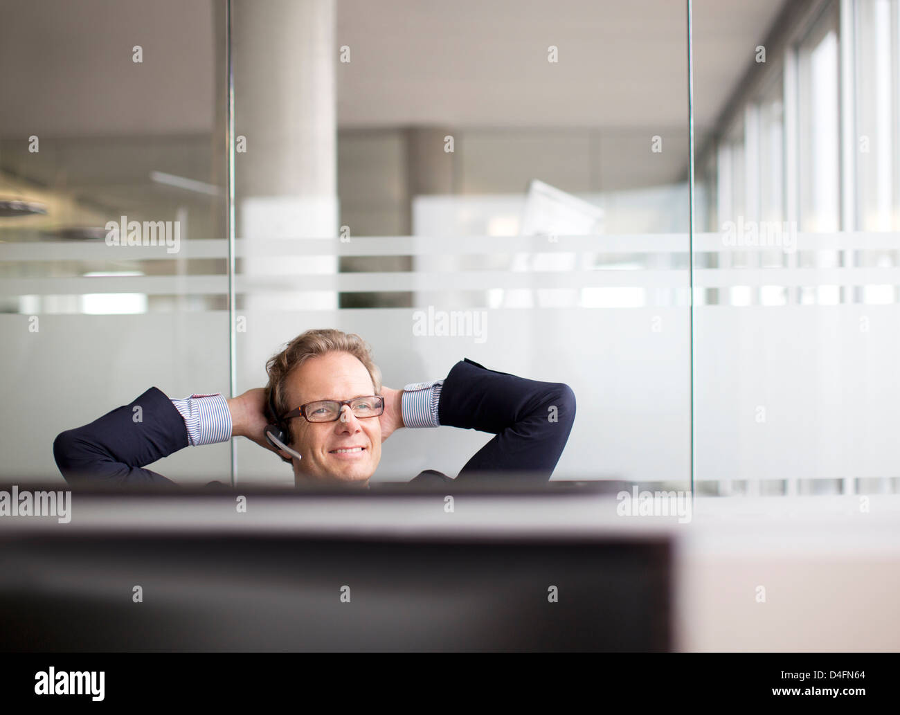 Geschäftsmann am Kopfhörer im Büro sprechen Stockfoto