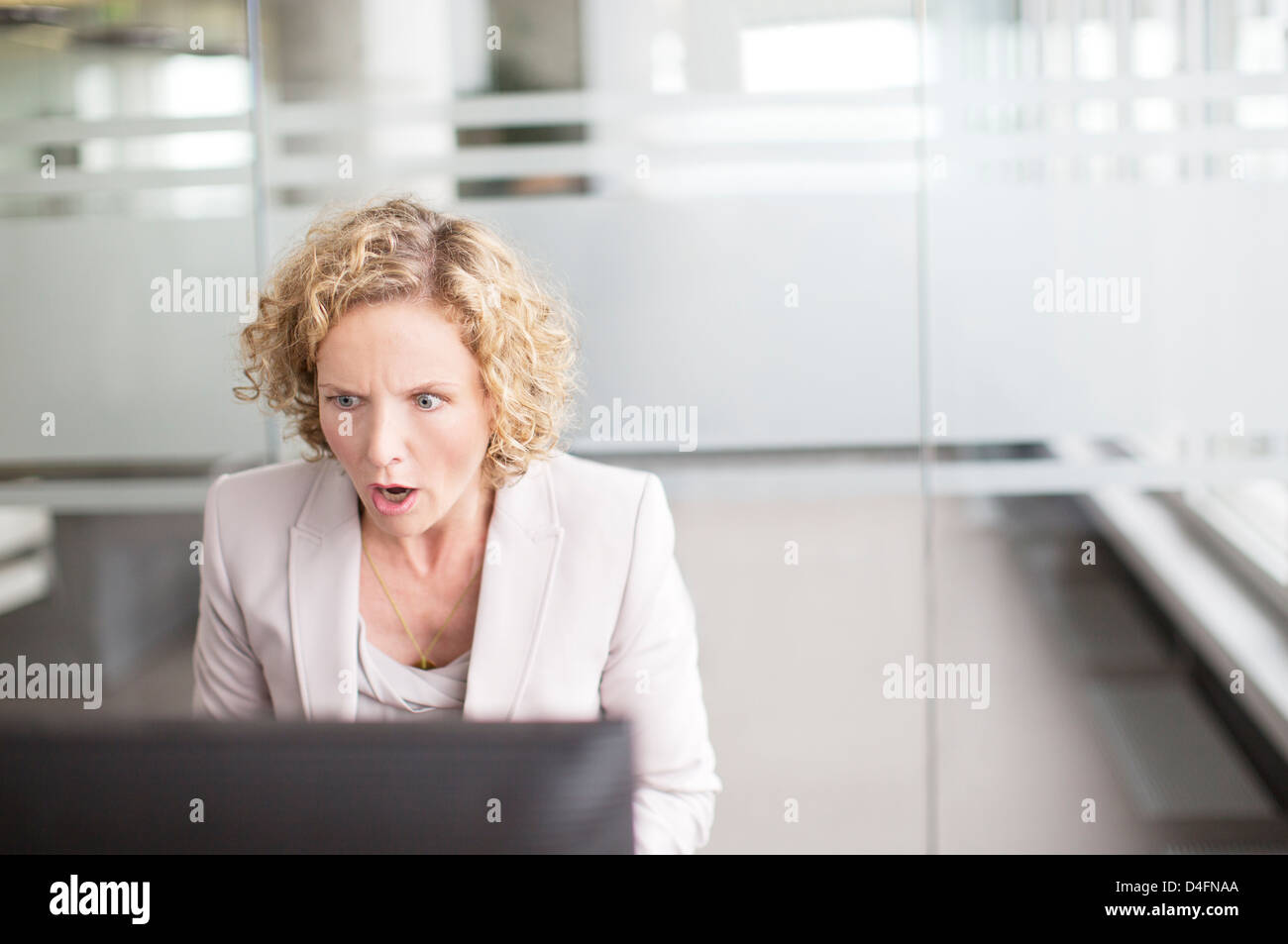 Überrascht, Geschäftsfrau, die im Büro arbeiten Stockfoto