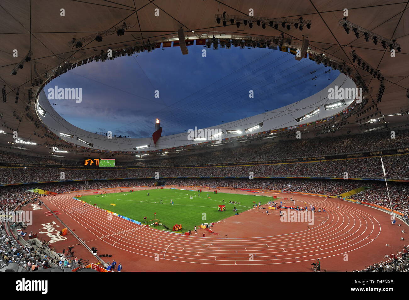 Althletes während des Track-Wettbewerbs an der nationalen Stadion Vogelnest von den Olympischen Spielen 2008 in Peking, China, 16. August 2008 abgebildet. Foto: Karl-Josef Hildenbrand Stockfoto