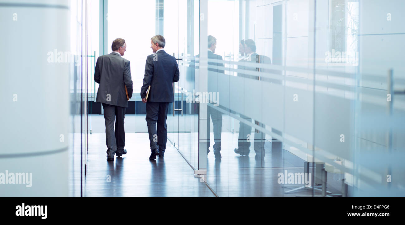 Unternehmer im Gespräch im Büro Flur Stockfoto