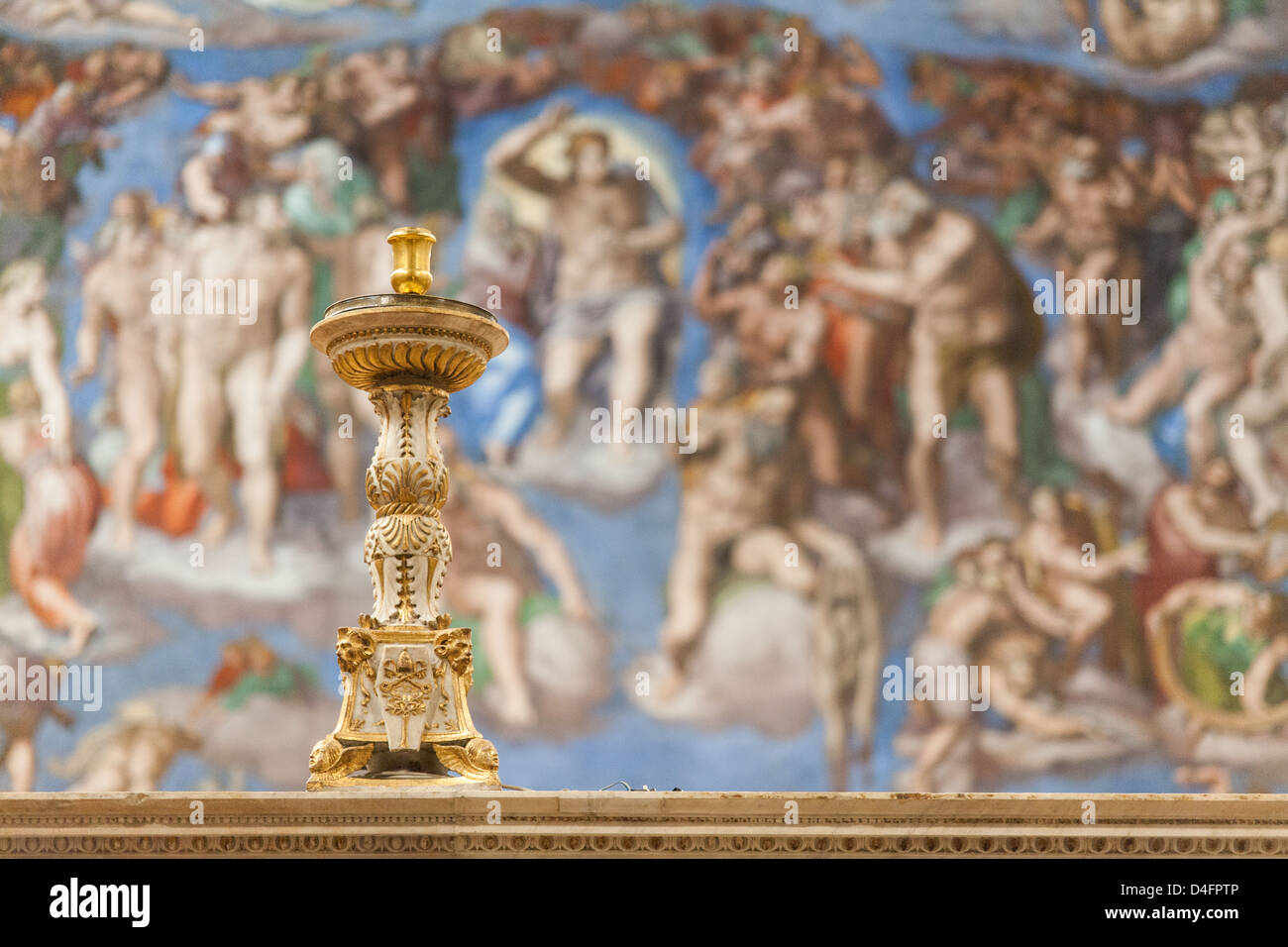 Vatikanstadt, Rom, Italien, 8. März 2013. Eine Goldene Kerze in der Sixtinischen Kapelle. Die Kapelle wurde von Michelangelo gemalt Stockfoto