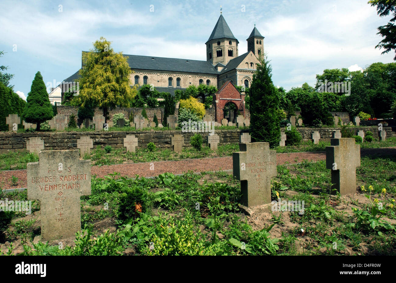 Außenansicht auf das Kloster Knetchsteden in der Nähe von Dormagen, Deutschland, 9. Juni 2008. Die Kirche wurde in zwei Etappen, von 1138 bis 1151 erbaut und von 1151, 1181. Foto: Horst Ossinger Stockfoto