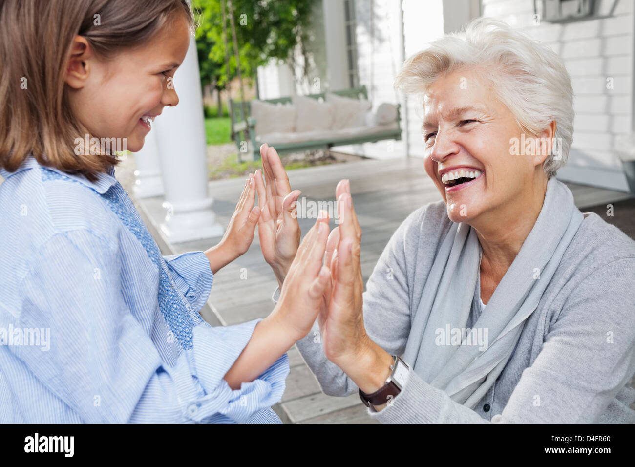 Frau und Enkelin Händeklatschen Spiel spielen Stockfoto