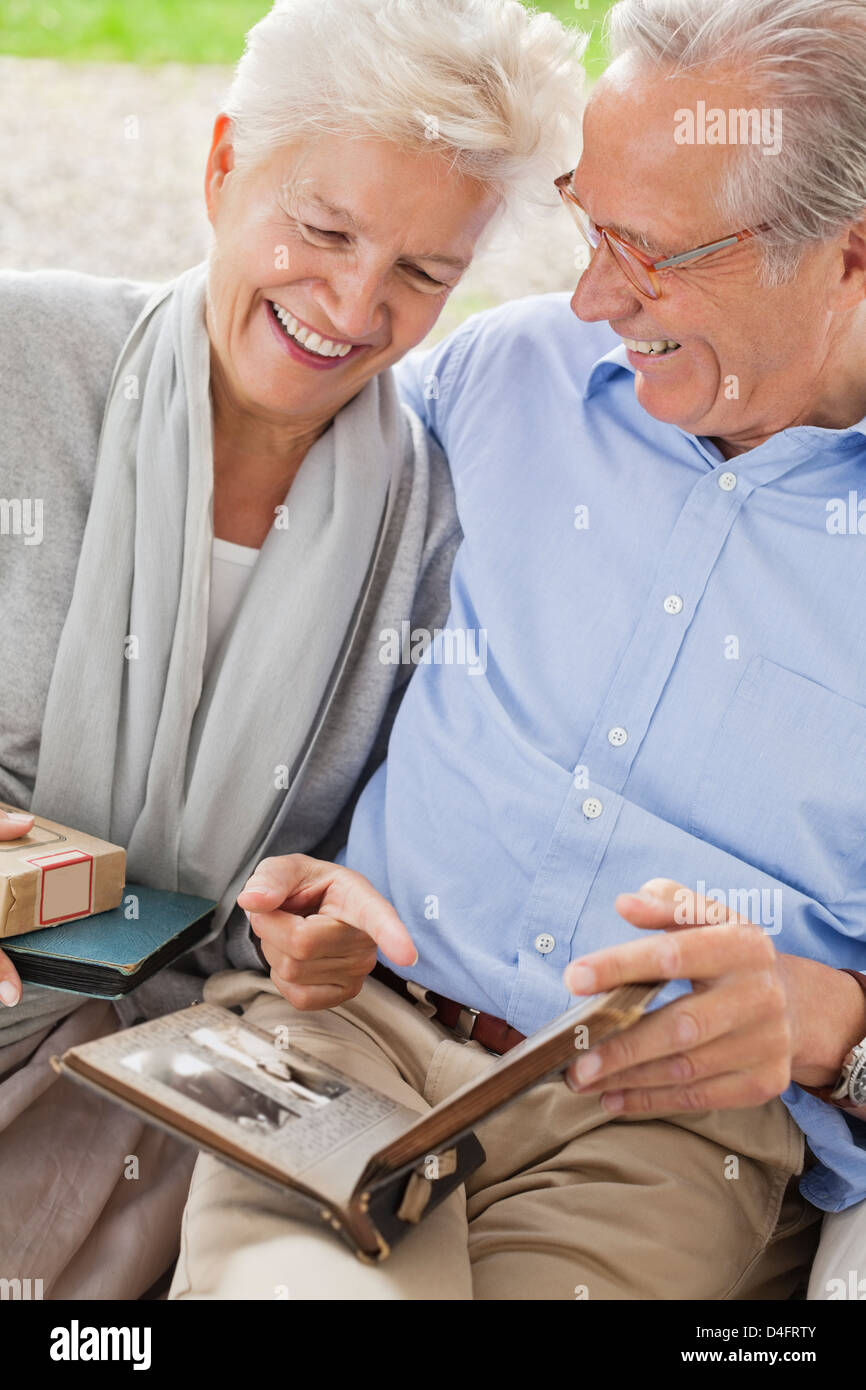 Paar auf der Suche durch Fotoalbum zusammen Stockfoto