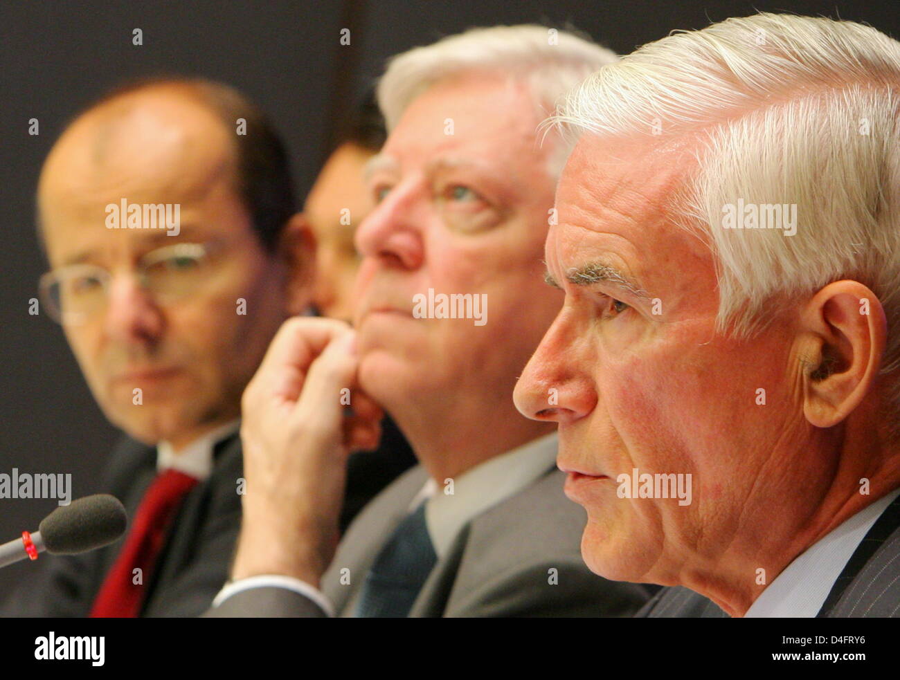 Guenther Braeunig (L-R), CEO der IKB-Bank, Wolfgang Kroh, Sprecher des Arbeitskreises Stuhl der KfW-Bank und Karsten von Koeller, General Manager von Lone Star Deutschland geben eine Pressekonferenz in Frankfurt Main, Deutschland, 21. August 2008. Nach Verhandlungen monatelang uns übernimmt Investor Lone Star 90,8 Prozent der Aktien des angeschlagenen deutschen klein-und-Medium-size-Unternehmen Bank IKB Stockfoto