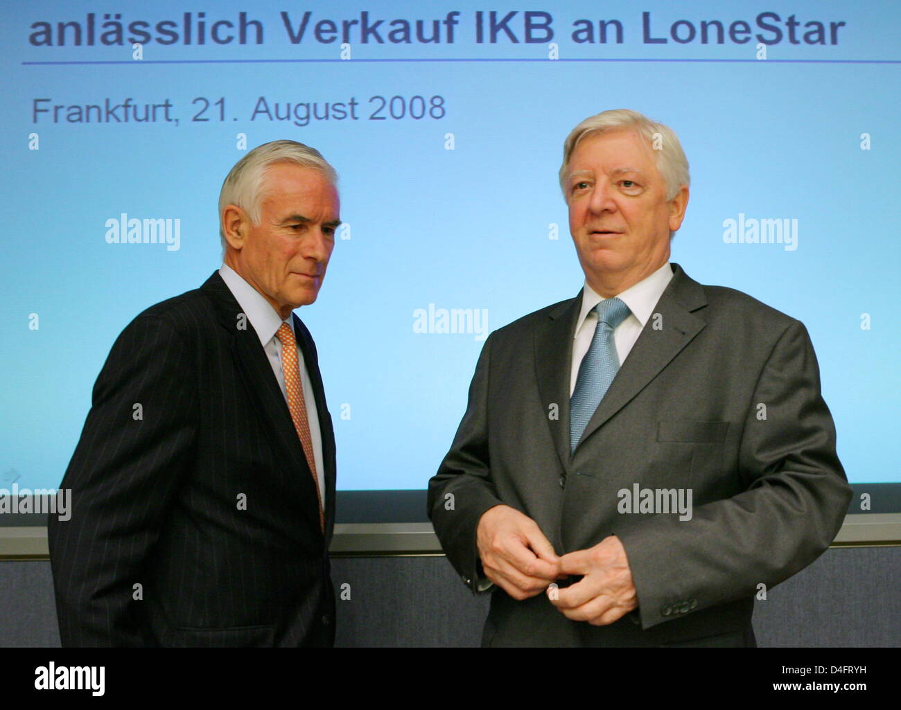 Wolfgang Kroh (R), Sprecher des Arbeitskreises Stuhl der KfW-Bank und Karsten von Koeller, General Manager von Lone Star Deutschland gesehen vor einer Pressekonferenz in Frankfurt Main, Deutschland, 21. August 2008. Nach Verhandlungen monatelang uns übernimmt Investor Lone Star 90,8 Prozent der Aktien des angeschlagenen deutschen klein-und-Medium-size-Unternehmen Bank IKB. Düsseldorfer IKB hatte ich Stockfoto