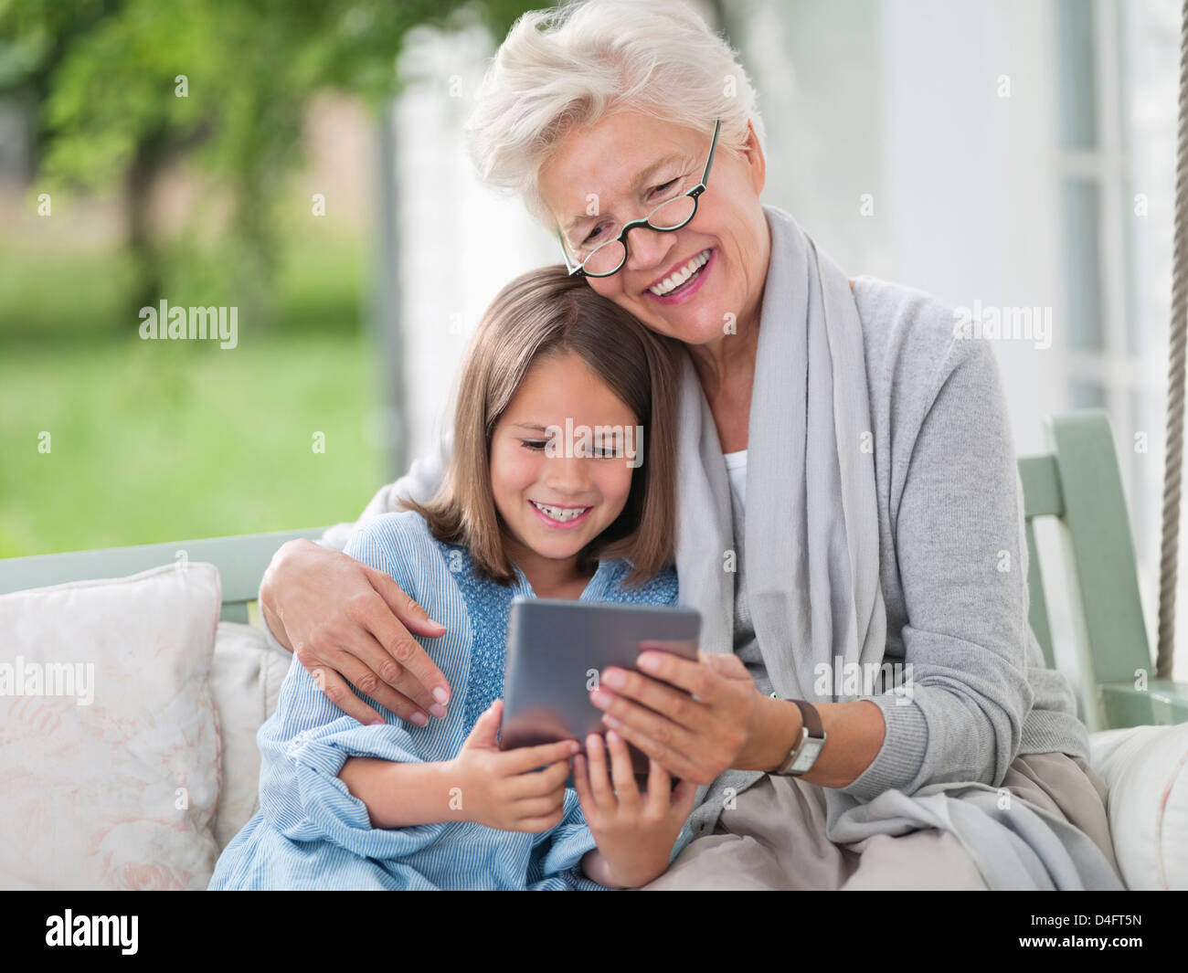 Frau und Enkelin mit digital-Tablette Stockfoto