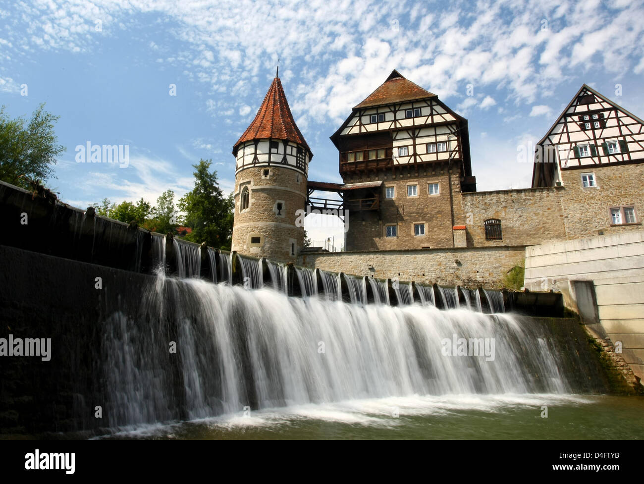 Das Foto zeigt die Zeche Zollern Schloss mit seiner "Reiter im Haus" (R) und "Wasserturm", die den markanten Blickfang des historischen Stadtzentrums von Balingen, Deutschland, 19. August 2008 ist. Die ehemalige "Roder Haus" seit 1921 als Jugendherberge genutzt wird. Foto: Marc Müller Stockfoto